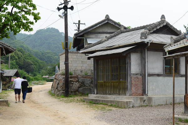 庶民住宅村を歩くカップル。映像テーマパーク内の施設は昔のソウルの姿をほうふつとさせるほど見事に再現されている。