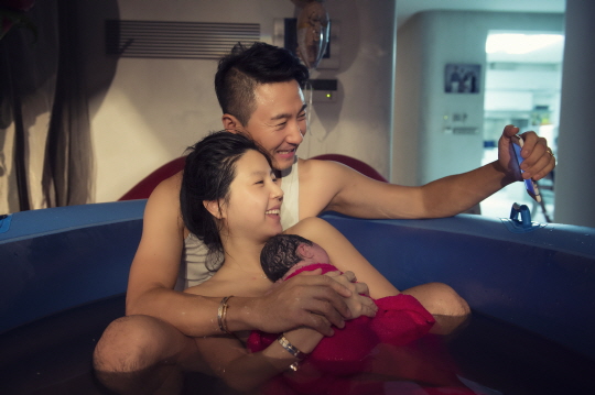 イ・ユンミ、きょう水中分娩で第二子出産