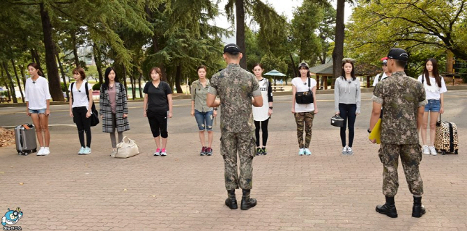 女性軍人3期メンバー10人が入所＝「本物の男」