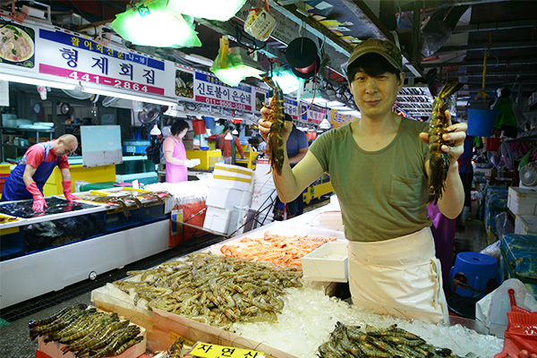 蘇莱魚市場は新鮮な海の幸と塩辛が豊富で、観光客や買い物客でにぎわっている。