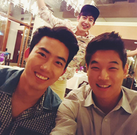 2PMテギョン&ニックン、韓国系ハリウッド俳優と3ショット