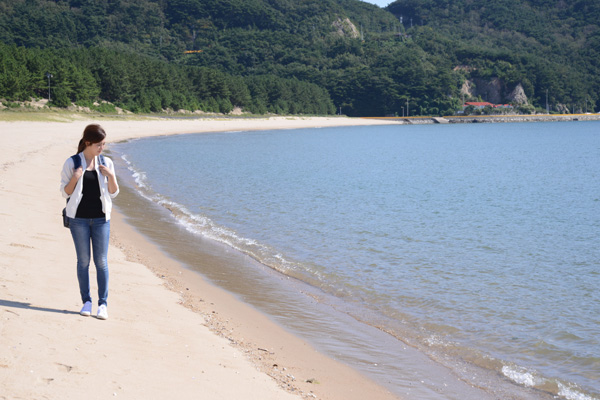 徳積島を代表する観光スポット・西浦里海水浴場。徳積島は海水浴と森林浴を同時に楽しめる島だ。