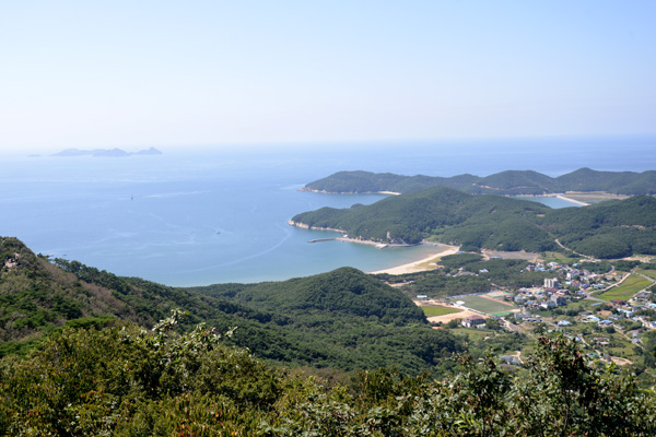 飛鳥峰の頂上から見た徳積島の全景。徳積島を一望できる。