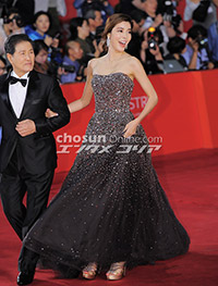 【フォト】豪華ドレス姿のキム・ギュリ=釜山映画祭