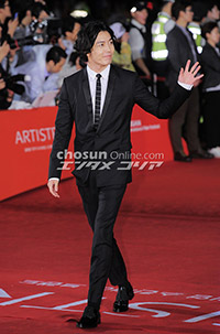【フォト】洗練スタイルのキム・ジェウク=釜山映画祭