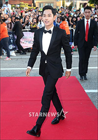 【フォト】タキシード姿のZE:Aシワン=コリア・ドラマ・アワード