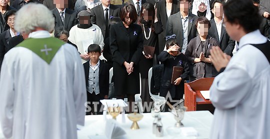 シン・ヘチョルさん一周忌、遺族やファン300人が追悼