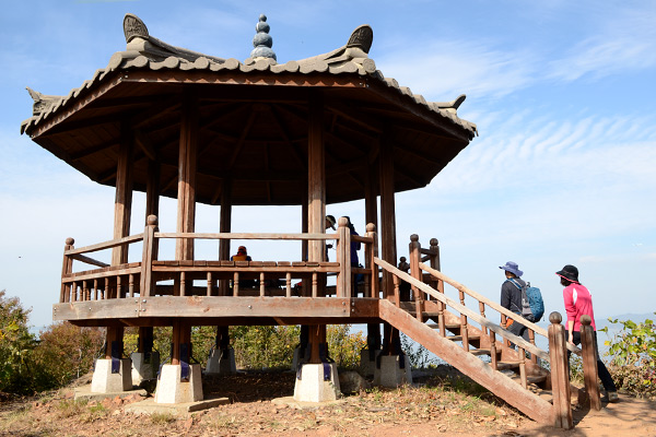 長峰島の国師峰にある八角亭。海の向こうの島まで見渡せる。