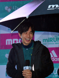 ユ・スンホ、雨のマラソン大会で笑顔振りまく