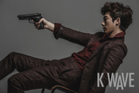 【フォト】キ・テヨン、スーツ姿で手には銃=「K WAVE」