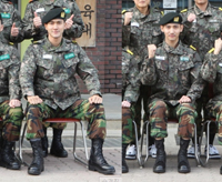 徴兵:SJシウォン&東方神起チャンミン、軍服姿でパチリ
