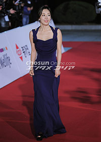 【フォト】青いドレスでキメたムン・ジョンヒ＝青龍賞