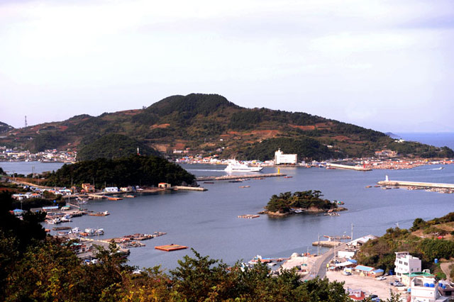 欲知島の南東の丘から見た欲知面の風景。