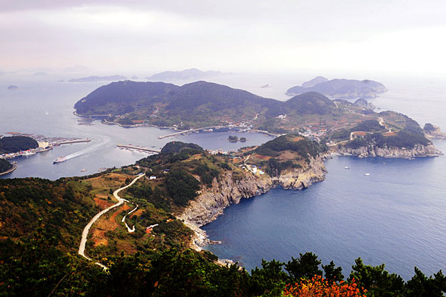 マンデ峰近くの登山道から見える欲知島の全景。