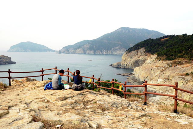 吊り橋を過ぎると目に入ってくる欲知島の風景。