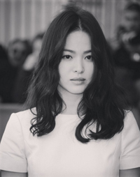 ソン・ヘギョ、SNSで神秘的な姿披露