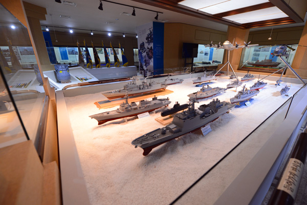 海軍士官学校博物館では、海軍の歴史と愛国精神を目にすることができる。