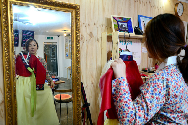 韓服カフェ「行宮娘子」で貸し出している韓服の利用料は、一般的な韓服なら1時間5000ウォン（約500円）、高級韓服は1時間1万ウォン（約1000円）。
