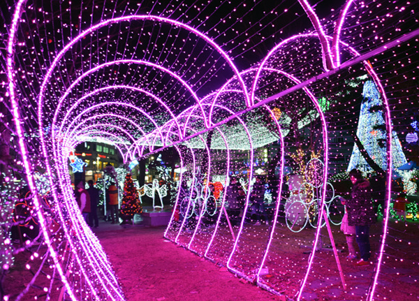 居昌クリスマスツリー文化祭りでカップルに人気のハートトンネル。