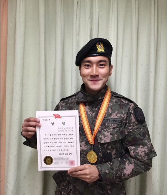 徴兵：SJシウォン、模範訓練兵の賞状公開