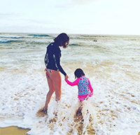 SHIHO&紗蘭ちゃん母娘がビーチでのんびり
