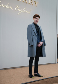 イ・ジョンソク、バーバリーのコレクションに出席