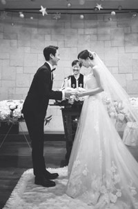 チョンウ&キム・ユミ結婚式の写真公開「幸せな家庭築く」