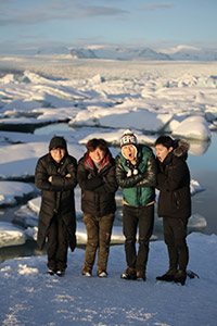 【フォト】氷河湖を訪れた出演者たち=『花より青春』