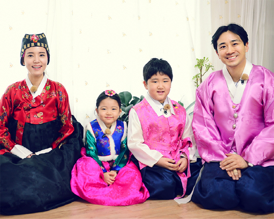 チョン・シア＆ペク・トビン、韓服姿の家族写真公開