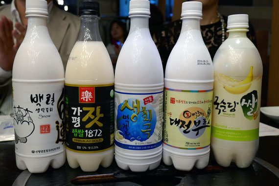 新大久保で開かれた韓国地マッコリ試飲会、初めて飲む地マッコリ味にびっくり