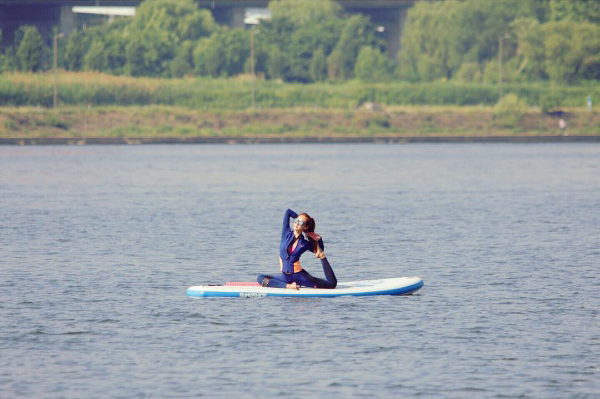 少女時代ユリ、サーフボードの上ヨガ中の写真公開