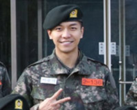 イ・スンギ、顕忠日式典で国歌斉唱