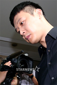 性的暴行:JYJユチョン、警察に出頭して追加の取り調べ