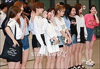 【フォト】出迎えのファンに応えるTWICE