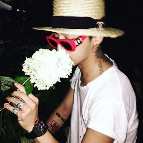 G-DRAGON、花にうっとり　ムードある写真を公開