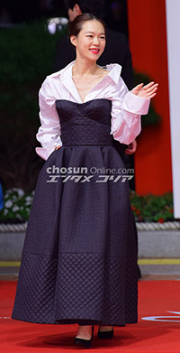 【フォト】ユニークなキルト素材ドレスのハン・イェリ=釜山映画祭