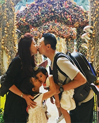 チュ・ヨンフン&イ・ユンミ、結婚10周年の記念のキス