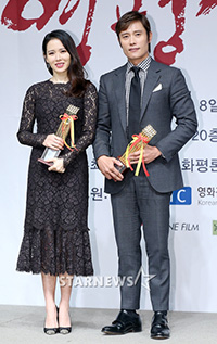 【フォト】イ・ビョンホン&ソン・イェジンが受賞=韓国映画評論家協会賞
