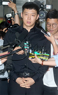 JYJユチョンが証人尋問のため出廷 取材陣を避けて法廷へ