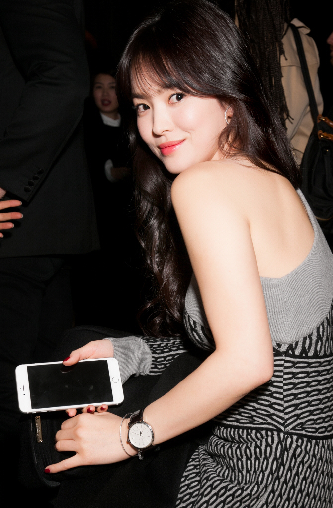 バーバリーのショーを楽しむソン・ヘギョをパチリ