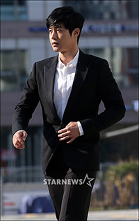 スーツ姿で地裁に現れたキム・ヒョンジュン、元交際相手の裁判に出廷