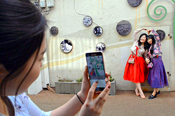 「韓服姿で路地旅行」プログラムは、毎月およそ1000人の体験客が訪れるほど人気がある。