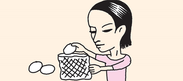 ゆで卵をみじん切りにする時はタマネギのネットで