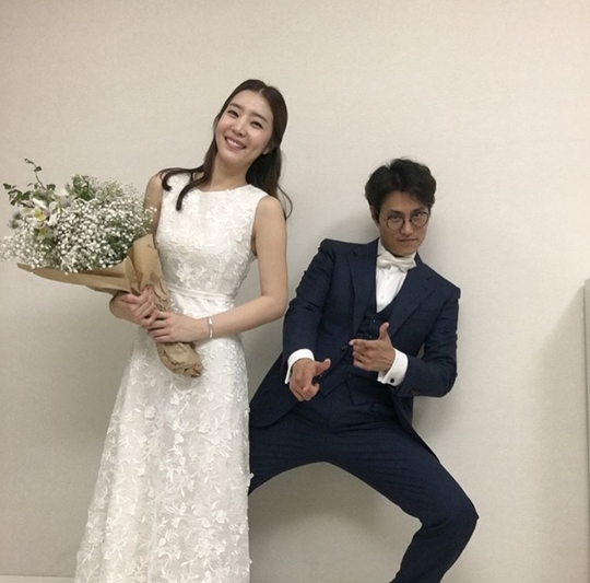 イム・ソンビン＆シン・ダウン夫妻、結婚1周年で仲良くパチリ