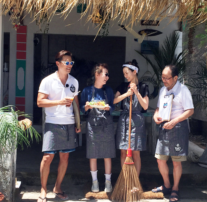 ▲『ユン食堂』に出演した俳優イ・ソジン、ユン・ヨジョン、チョン・ユミ、シン・グ（写真左から）。共同演出を担当したイ・ジンジュPDは「キャストがあれほど一生懸命商売をするとは思わなかった」と語った。／写真＝tvN