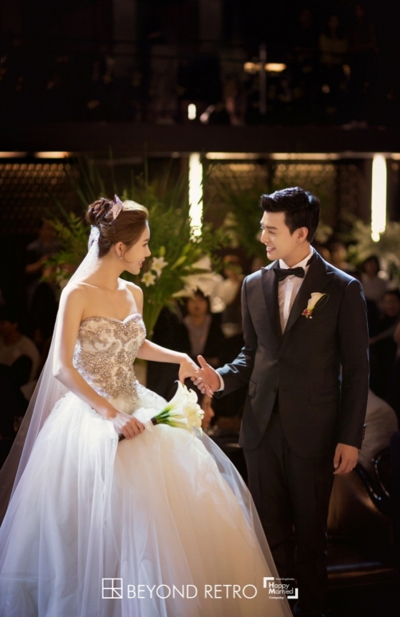 U-KISSイライ＆チ・ヨンス、笑顔の結婚式写真公開