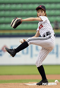 【フォト】A pinkユン・ボミが始球式で「本気の投球」
