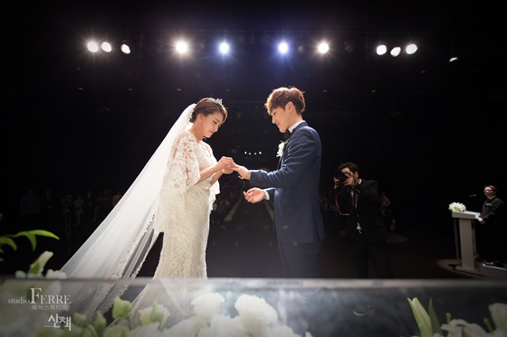 ユン・ジニョン＆シン・スイ、結婚式写真公開