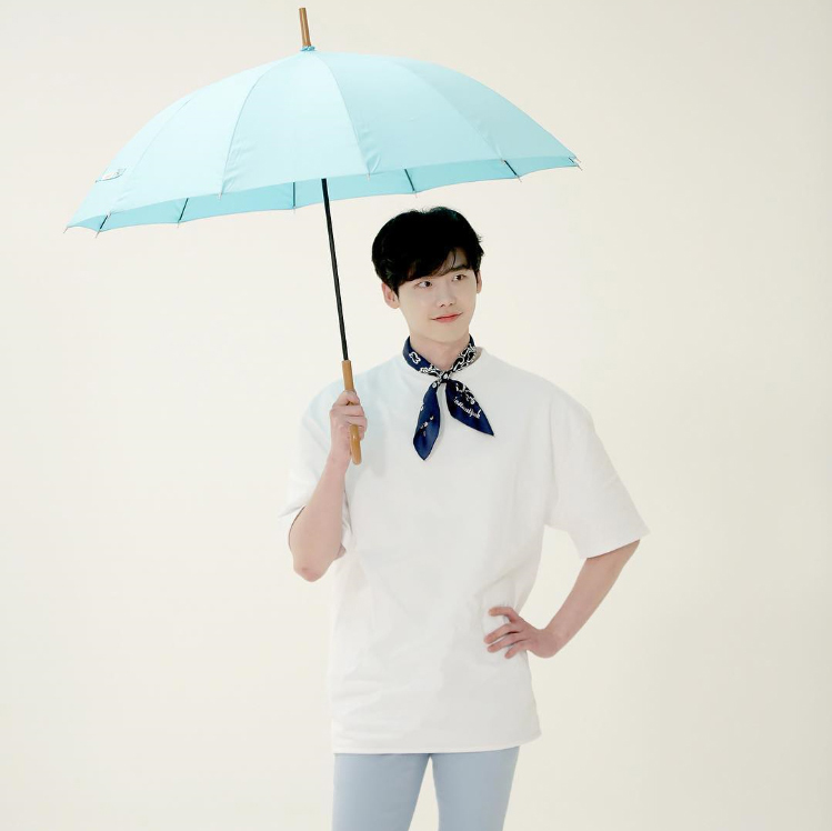 雨の日だってさわやか！　笑顔のイ・ジョンソク