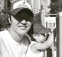 ユン・サンヒョン、娘と楽しく公園遊び